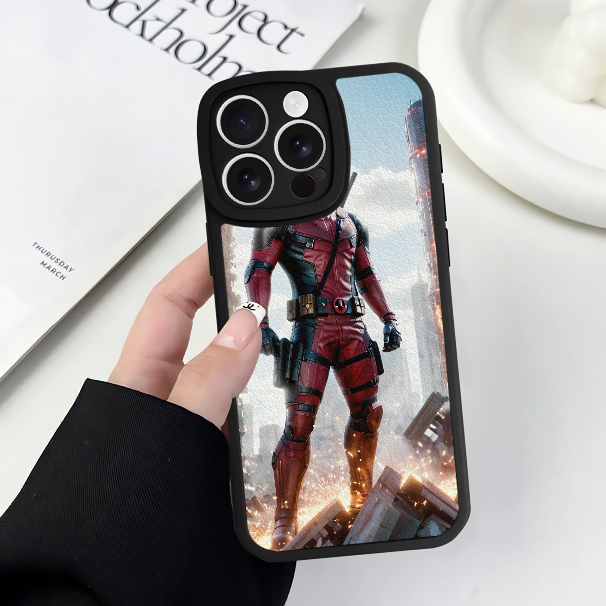 （画像用） Deadpool デッドプール 【iPhone 16シリーズ対応】シリコンスマホケース（レザー調） 材質：シリコン